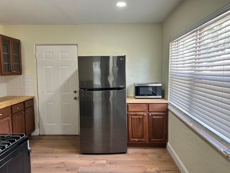 Building Photo - 827 40th St S