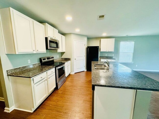 Building Photo - 4 bed, 2 bath-- Available Aug 2026!