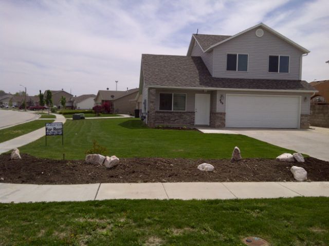 Building Photo - Sunshine & Savings: 2 Weeks Rent Free & $1...