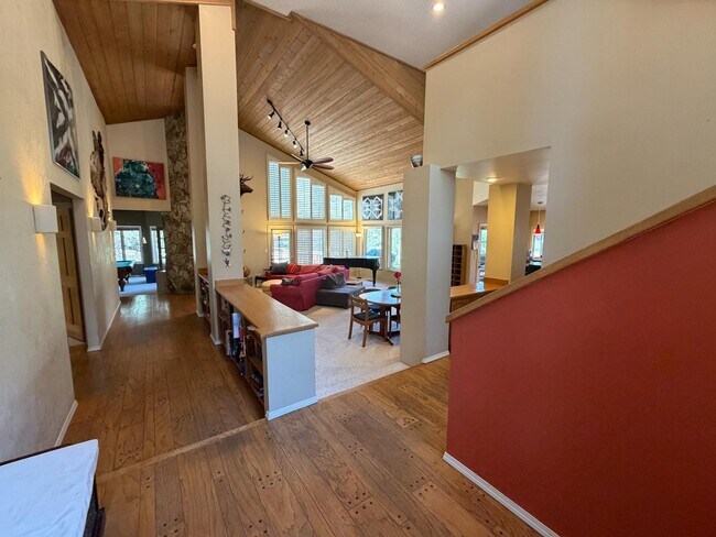 Building Photo - 1617 N Mariposa Rd