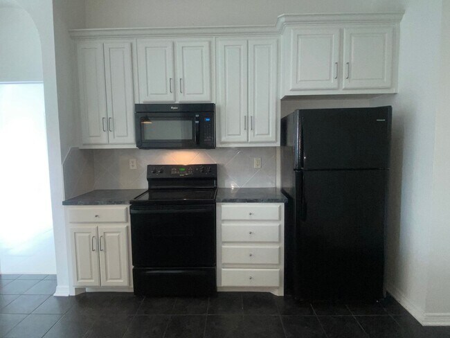 Building Photo - 4 BEDROOM, EASY COMMUTE