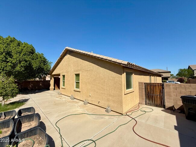 Building Photo - 3229 W Pleasant Ln