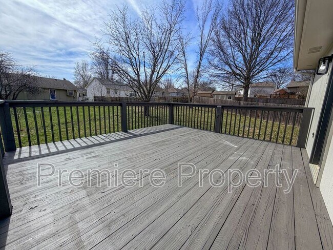 Building Photo - 3213 SE 6th Ct