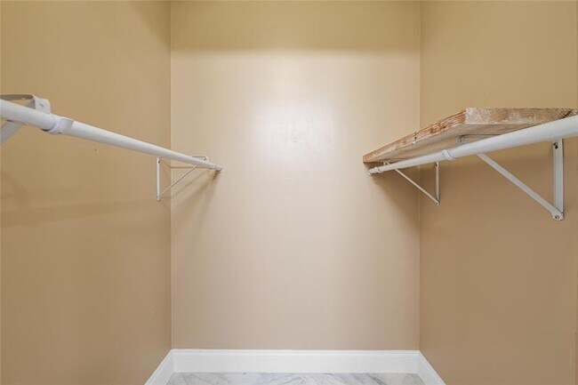 Building Photo - 3020 S Oakland Forest Dr