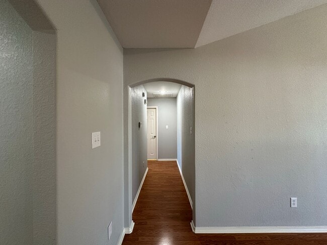 Building Photo - Beautiful 3 Bed 2 Bath Home w/ 2-Car Garage