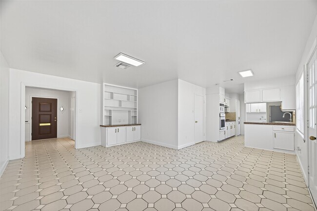 Building Photo - 9011 Landsdowne Dr