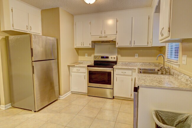 Building Photo - 334 Pine Ave