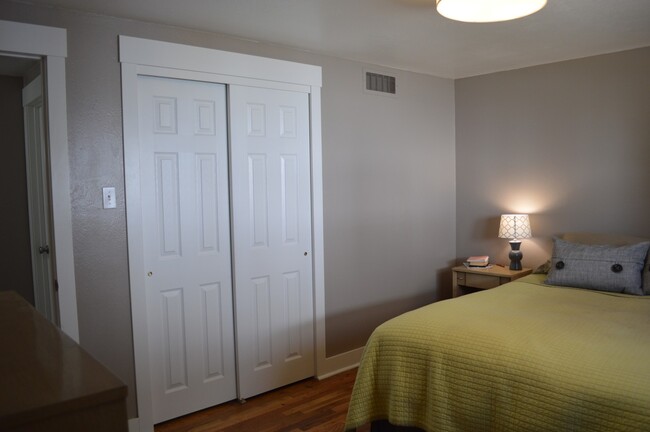 Building Photo - Remodeled 2 bed, 1 bath in the heart of Fo...