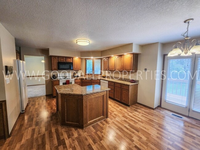 Building Photo - Executive 4 Bedroom Home in West Des Moine...
