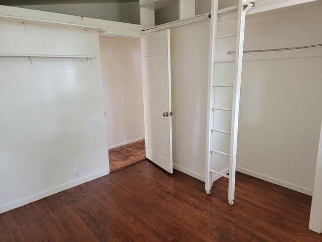Building Photo - 3 bd | 1 ba | 1,037 sqft
