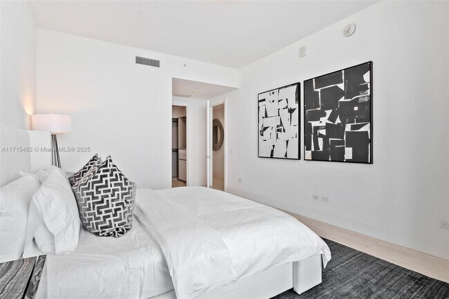 Building Photo - 18501 Collins Ave
