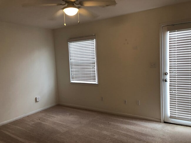 Building Photo - Great Close-In Condo