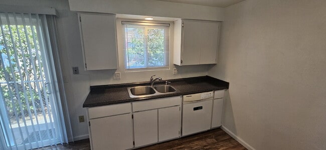 Building Photo - "Charming 3-Bed Duplex with Cozy Fireplace...