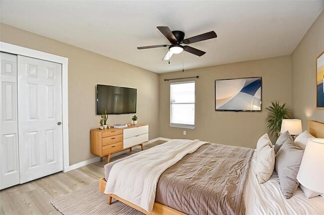 Building Photo - 537 MacKenzie Way