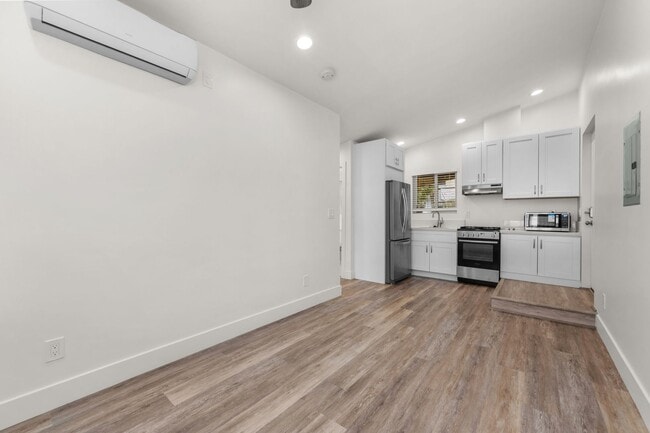 Building Photo - Detached 1 bedroom!