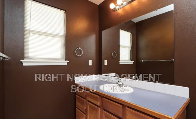 Building Photo - 815 S Pawnee Ave