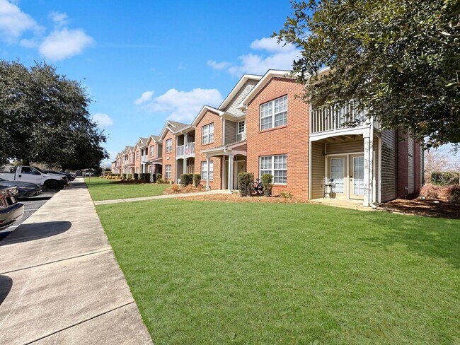 Building Photo - Space for the Family in this 3 Bedroom 2 Bath