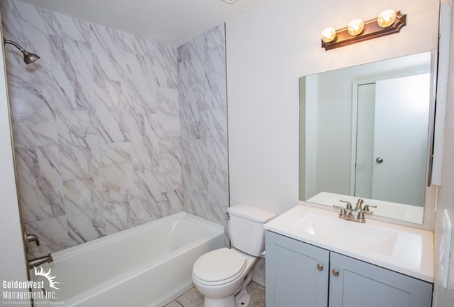 Building Photo - Spacious and Maintained 2Bdm 1.5Ba Townhome in Henderson.