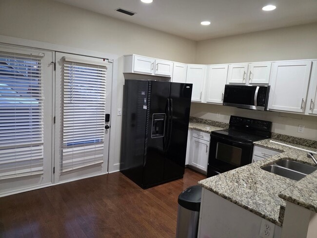 Building Photo - Large 3 Bedroom Townhouse in South Nashville