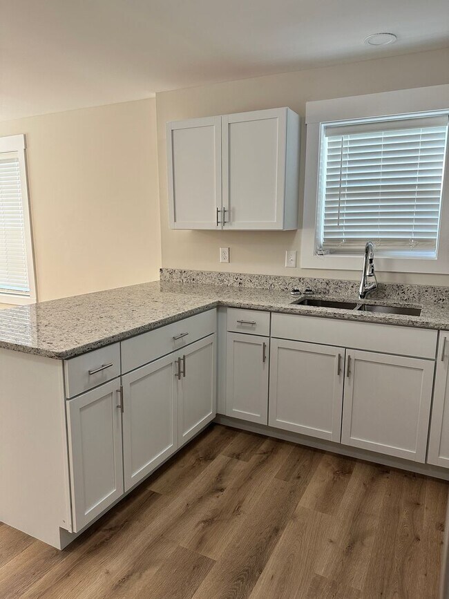 Building Photo - 102 W 15th Ave