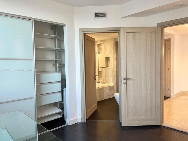 Building Photo - 801 Brickell Key Blvd