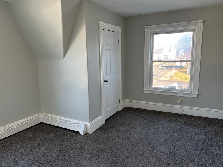 Building Photo - 556 Center Street