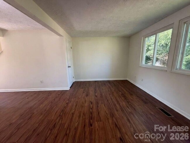 Building Photo - 9432 Lexington Cir