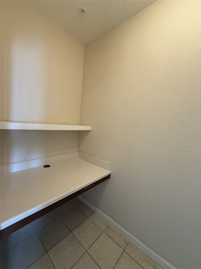 Building Photo - 7575 Kirby Dr