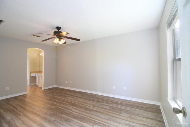 Building Photo - 609 Saleta St