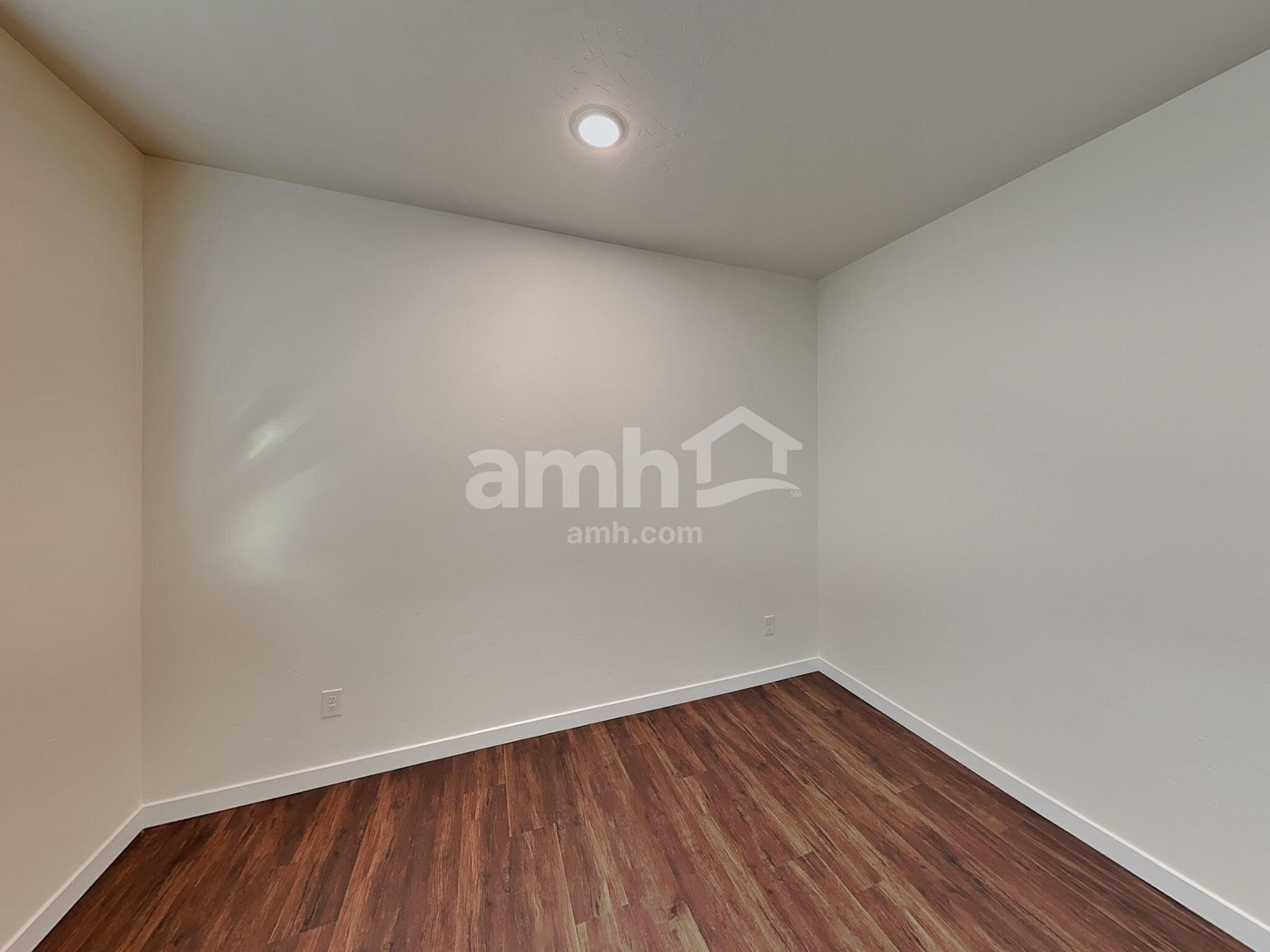 Building Photo - 1565 N Barkvine Ave