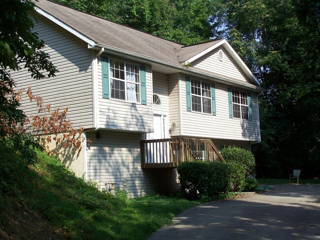 Building Photo - 3 bed, 2 bath, 2 car garage w office space...