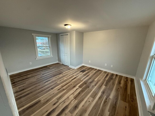 Building Photo - 127 4th St