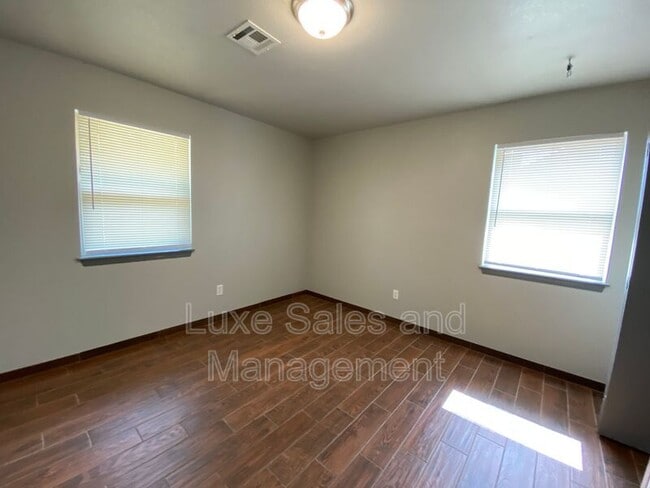 Building Photo - 910 Oak Hill Rd