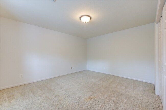 Building Photo - 25 Fairway Oaks Pl