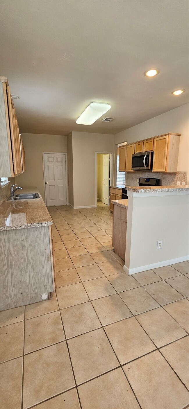 Building Photo - 2519 Pine Shadows Dr