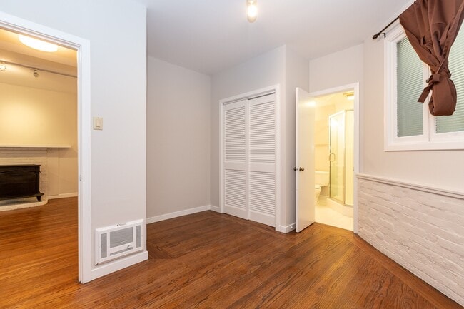 Building Photo - Pacific Heights: Remodeled Garden Apartment w/ Shared Patio One Block from the Presidio