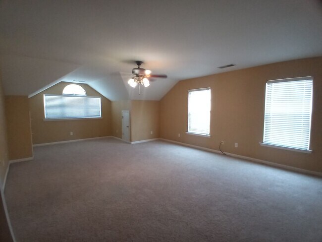 Building Photo - 565 Batty Way