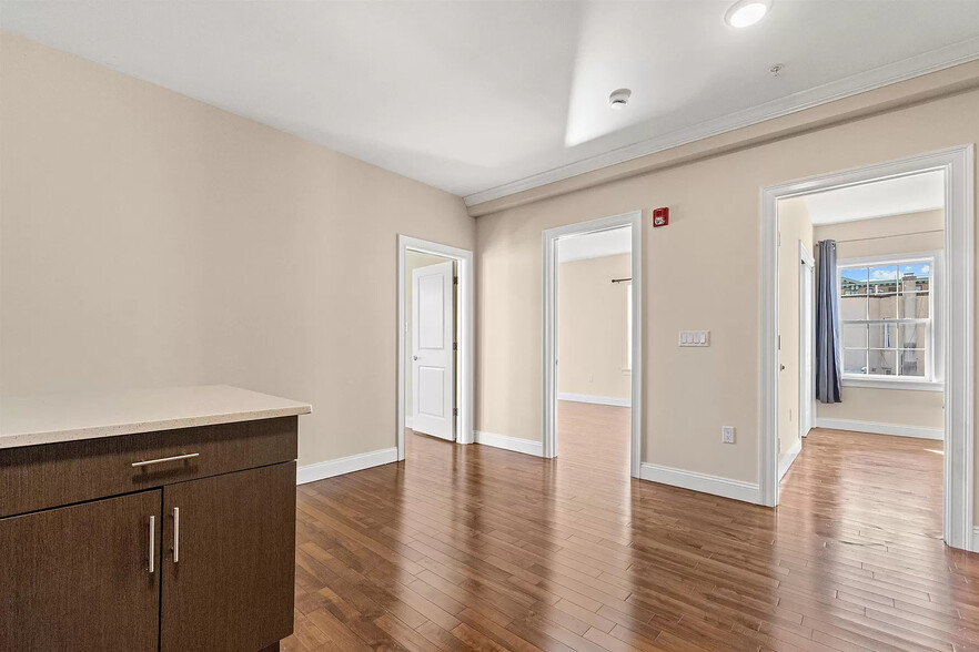 Building Photo - 4401 BERGENLINE Ave