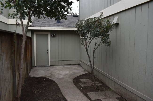 Building Photo - 4727 E Alamos Ave