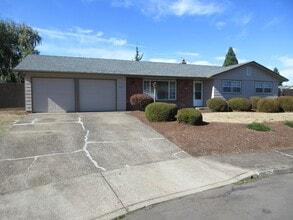 Building Photo - Three Bedroom House on a Cul-de-sac, Close...