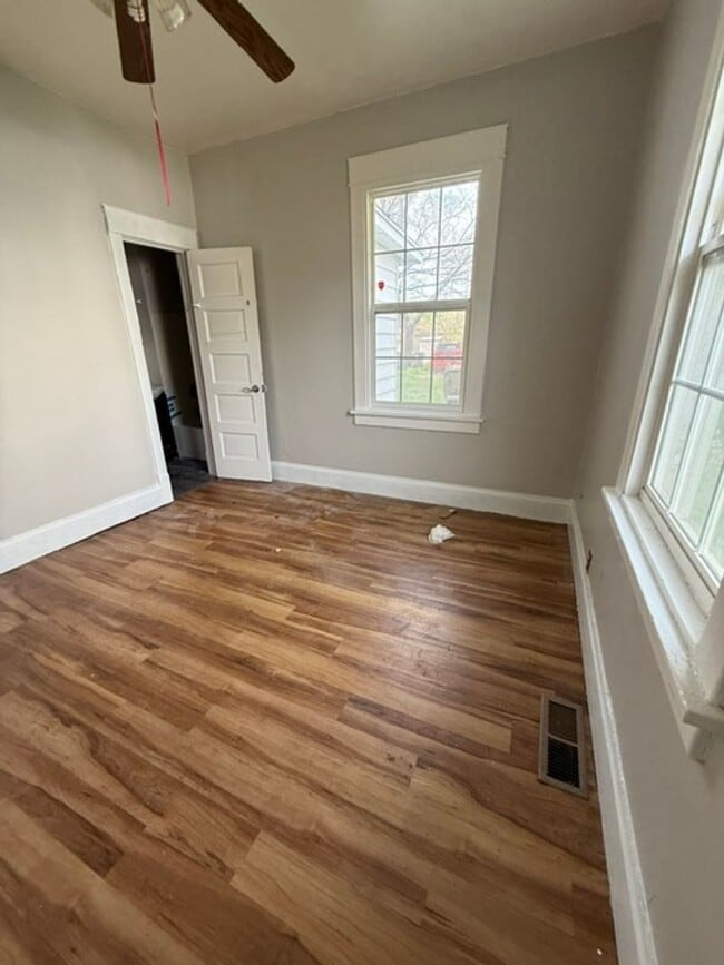 Building Photo - 2 Bedroom / 1 bathroom House in Peoria, IL