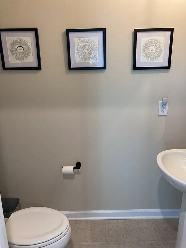 Building Photo - 4 Bedroom 2.5 Bathroom