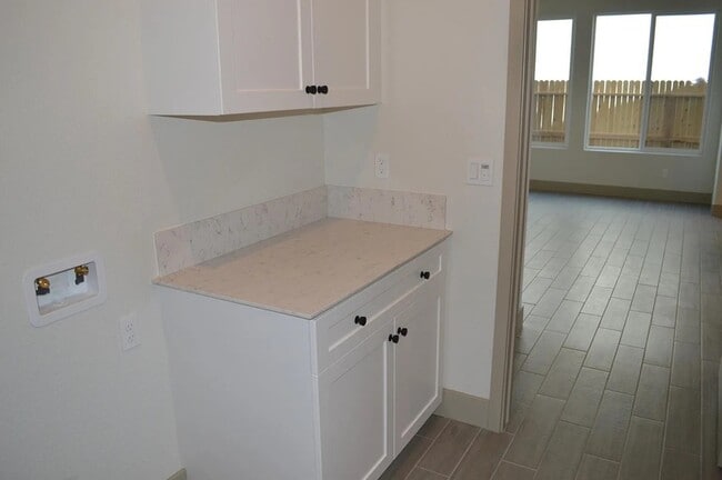 Building Photo - 2430 Bastidas Dr