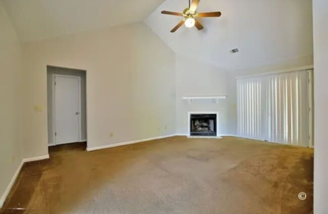 Building Photo - 3 Bedroom 2 Bath- back yard covered patio