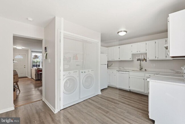 Building Photo - 6032 Old Landing Way