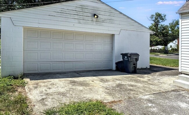 Building Photo - 312 Robinwood Ave