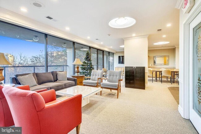 Building Photo - 1101 S Arlington Ridge Rd