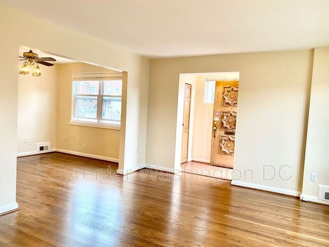 Building Photo - 5514 Chillum Pl NE
