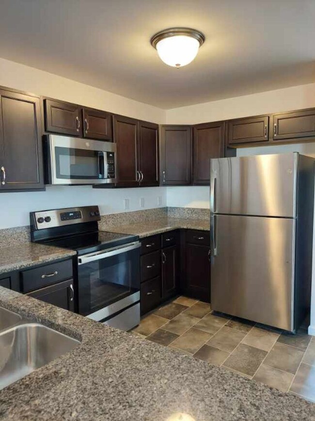 Building Photo - Margarets Grove 3 bedroom, 2.5 bath Townhome