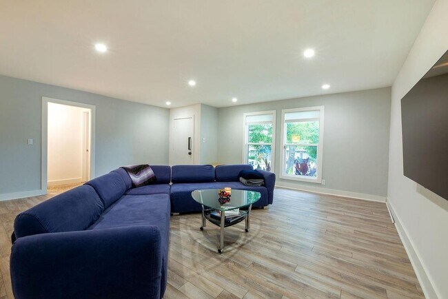 Building Photo - 4715 Carsonhill Dr